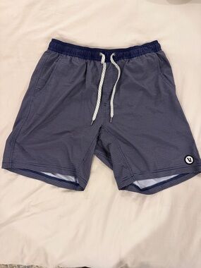 Vuori Navy stripe Kore Lined shorts large 7”